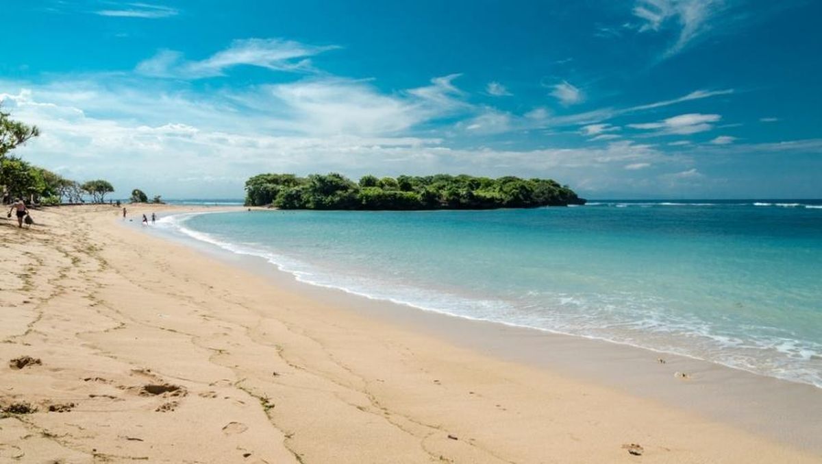 Menikmati Keindahan Pantai